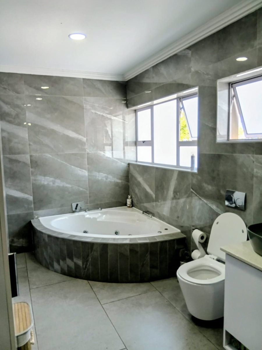 5 Bedroom Property for Sale in Beacon Bay Eastern Cape